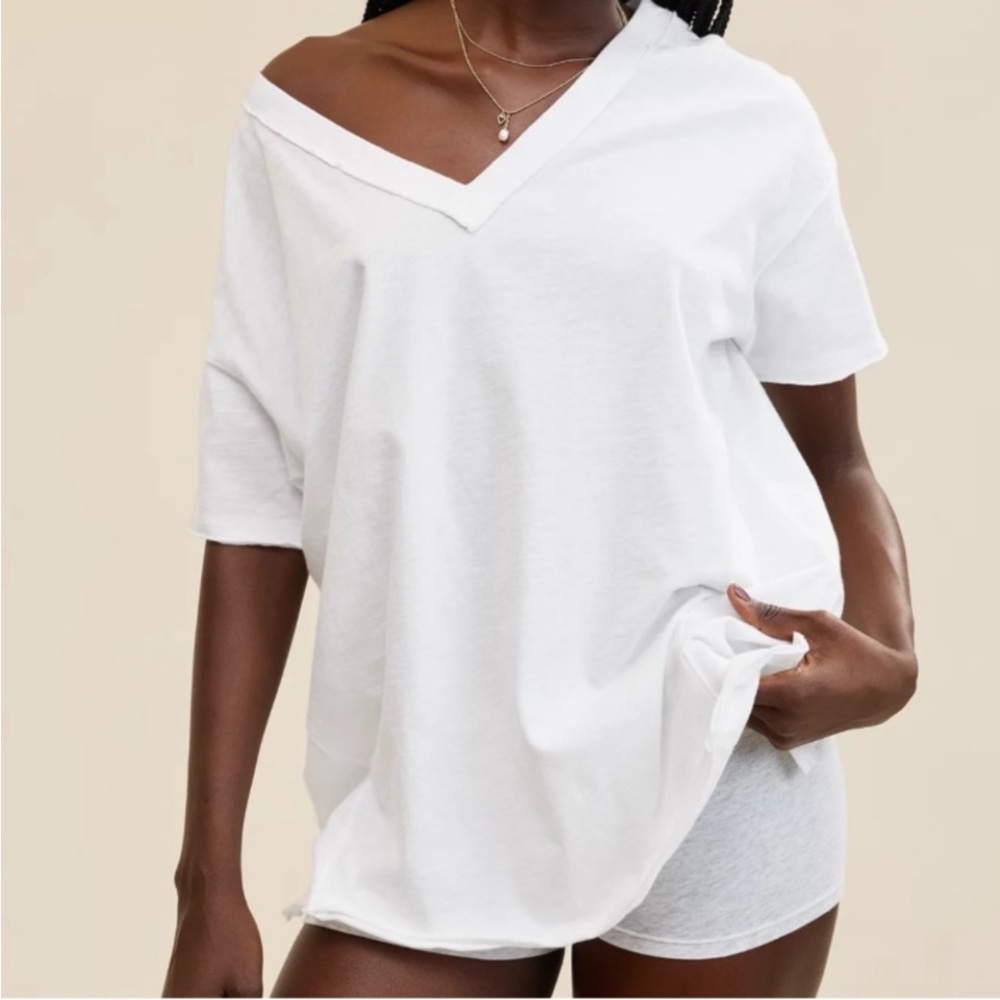 Aerie Oversized V-Neck Boyfriend T-Shirt in white color, size XXS